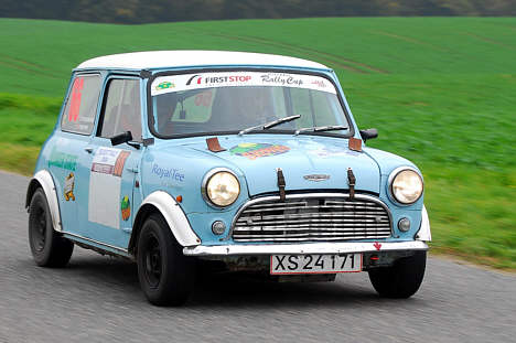 Med en imponerende indsats kørte Kenneth Jørgensen og Tom Christophersen deres 46 år gamle Austin Mini Cooper ind på tredjepladsen i den historiske rallycup.